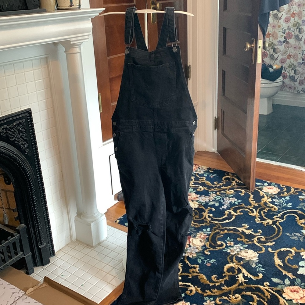 Old Navy distressed black jeans. Worn about‎ 3-4x. Retail 89